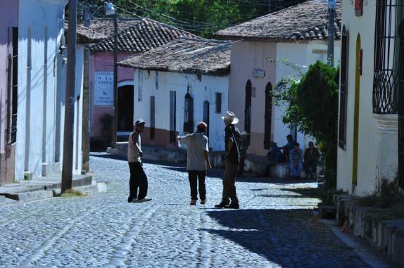Caminhando nas ruas de Suchitoto, nas montanhas no norte de El Salvador